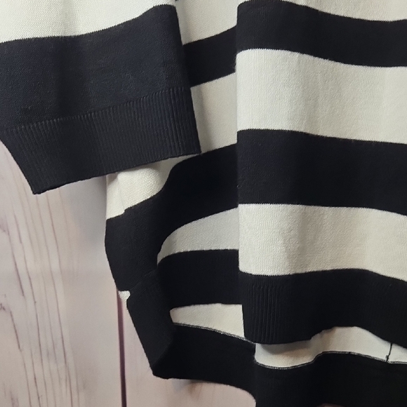 Cable & Gauge Black and White Striped Sweater With Buttons Down Back Size XL - Picture 4 of 9